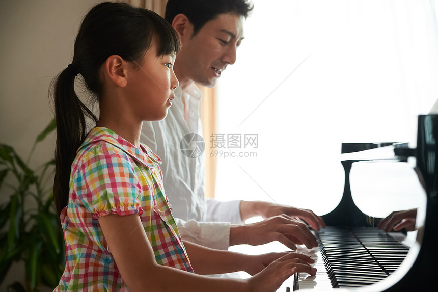 一家人居家弹钢琴图片