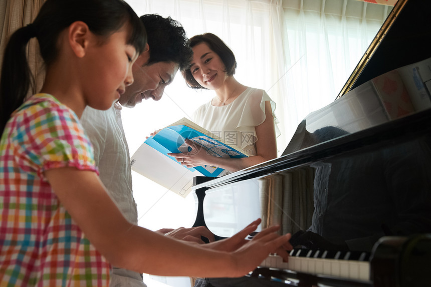 假期女生父母和小孩钢琴课图片