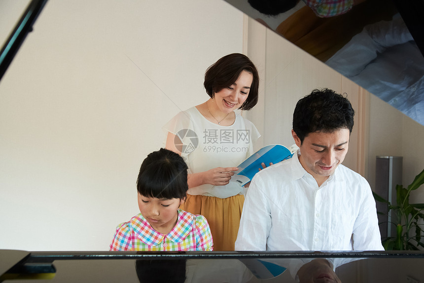 假期女生父母和小孩钢琴课图片