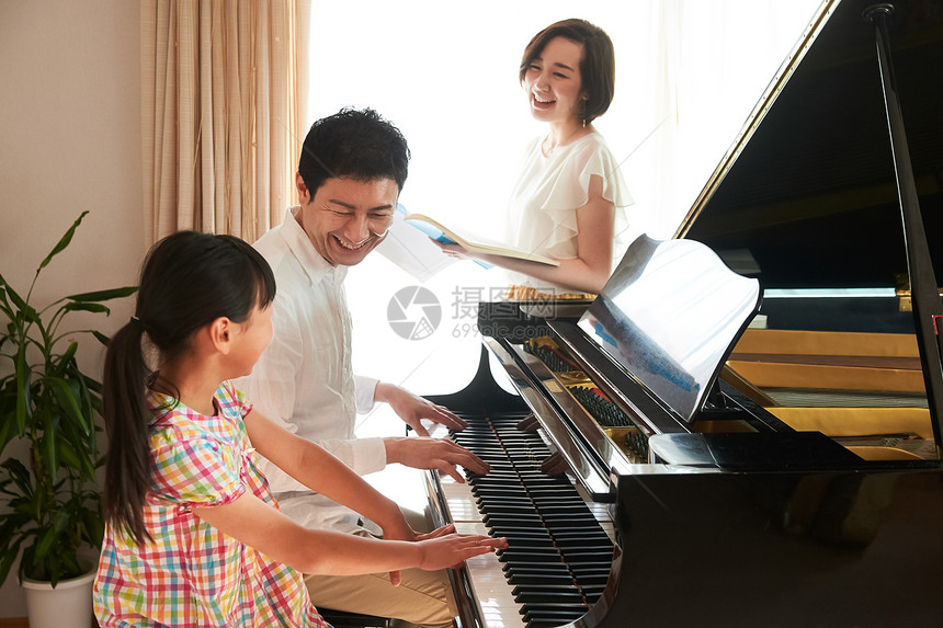 一家人弹钢琴图片