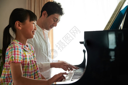 年轻的女孩学习钢琴课图片