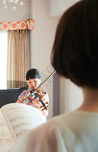 音乐家族素材父母和孩子们上小提琴课背景