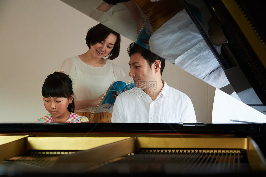 一家人居家弹钢琴图片