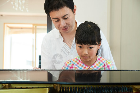 学习弹钢琴的女孩图片
