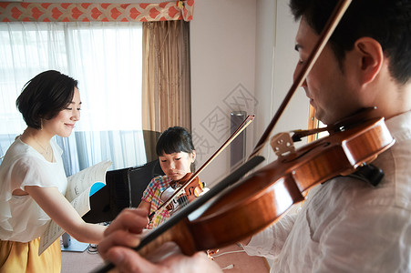 父母和孩子们上小提琴课高清图片