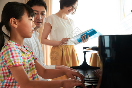 学习钢琴课的女孩图片