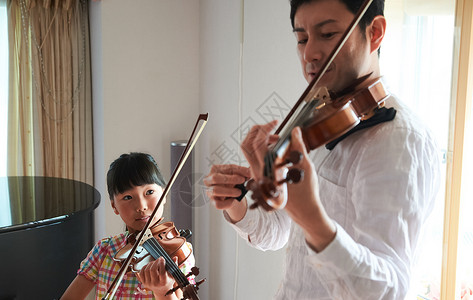 练习拉小提琴的女孩图片
