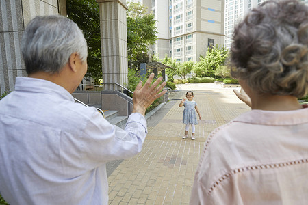 小女孩奔向爷爷奶奶图片