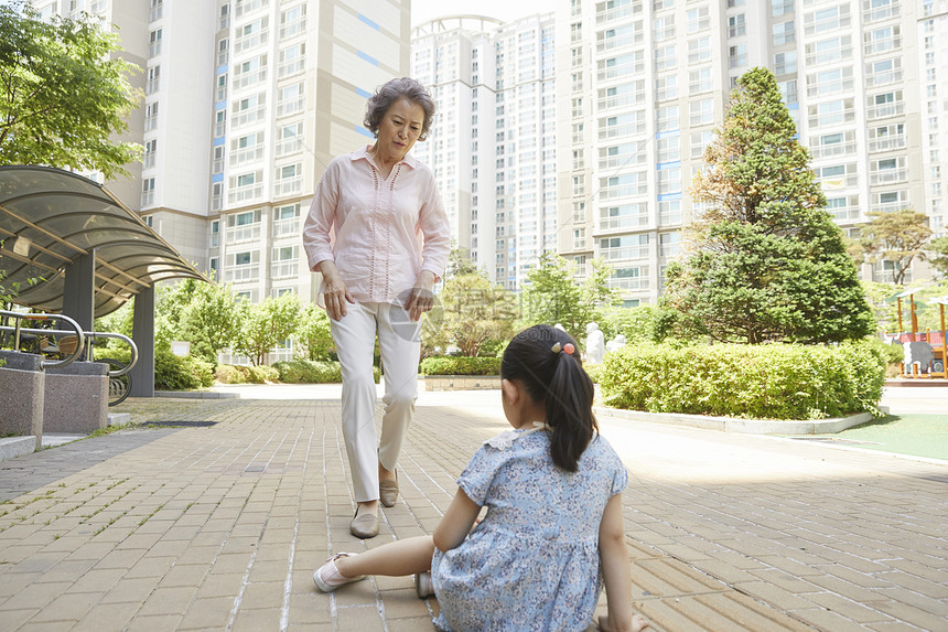 奶奶安抚摔倒的小女孩图片