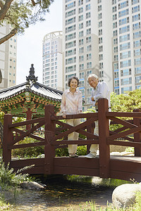 公园散步的老年夫妇图片