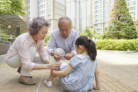 神谕祖父成人家庭图片