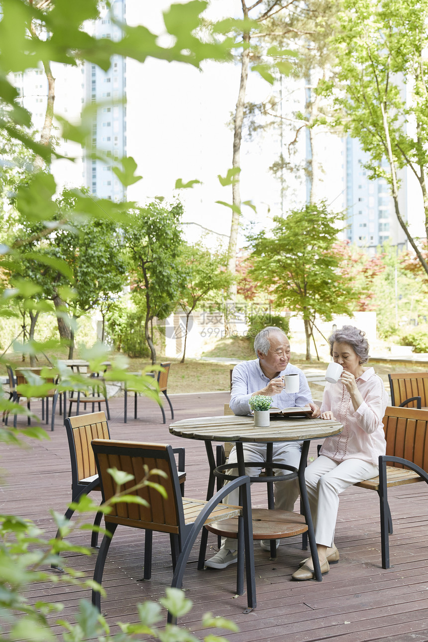 花园里喝茶的老年夫妇图片