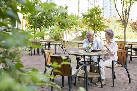 户外花园喝茶的老年夫妇图片