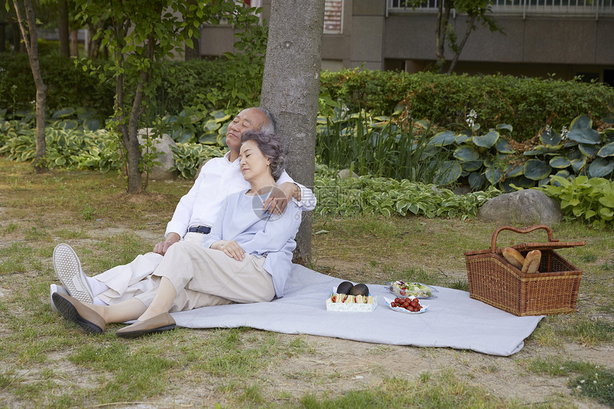 老年夫妇小区野餐图片