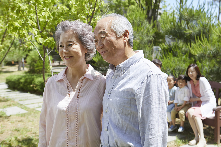 站在一起的老年夫妇图片