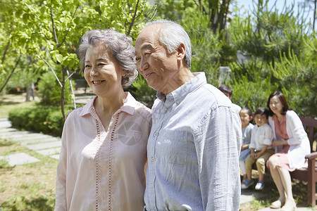 站在一起的老年夫妇图片