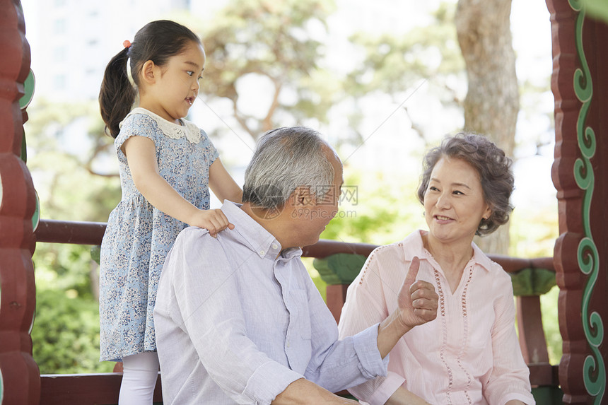 老年夫妇带孙女外出图片