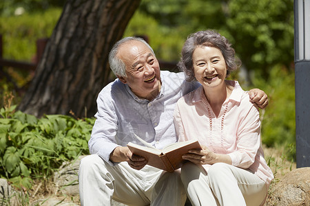 户外公园看书的老年夫妇图片