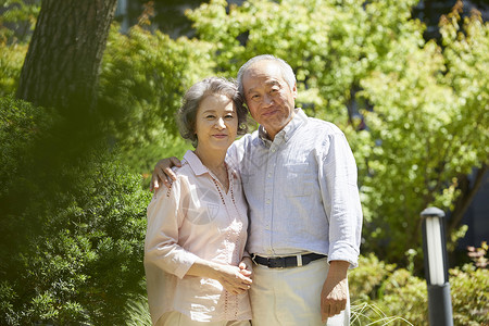 公园里恩爱的老年夫妇肖像图片