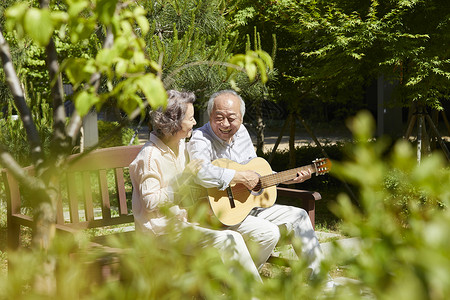 弹吉他放松的老年夫妇图片