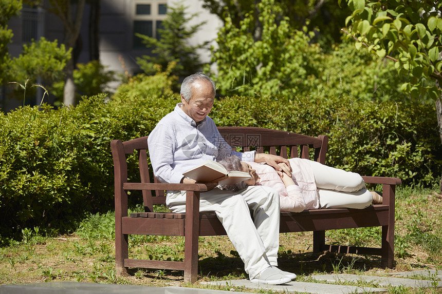 公园长凳上休息放松的老年夫妇图片