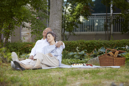 户外野餐休息的老年夫妇图片