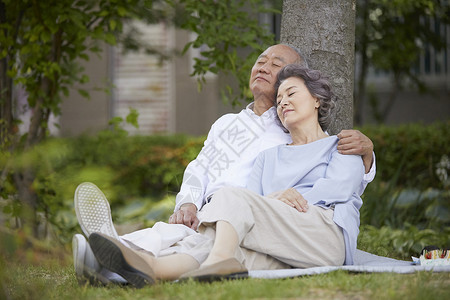 户外野餐休息的老年夫妇图片