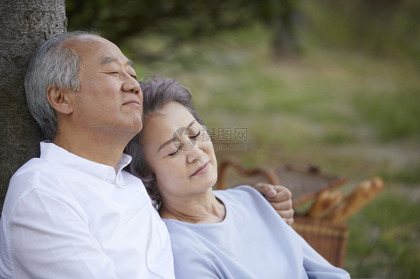 户外野餐休息放松的老年夫妇图片