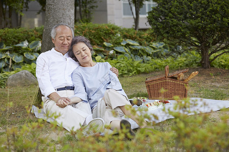 户外野餐休息放松的老年夫妇图片
