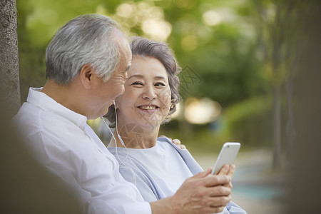 看着手机微笑的老年夫妇图片