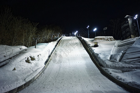 夜晚冷清的滑雪场背景图片
