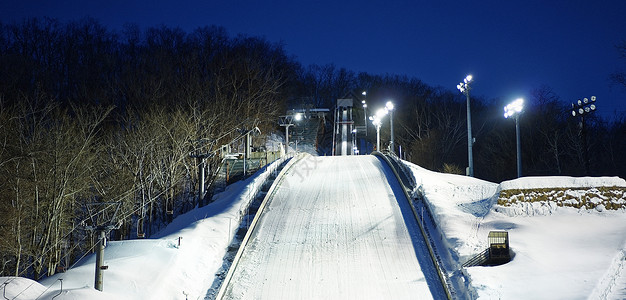夜晚冷清的滑雪场图片