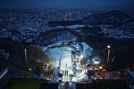 冬季夜晚灯火通明的滑雪场高清图片