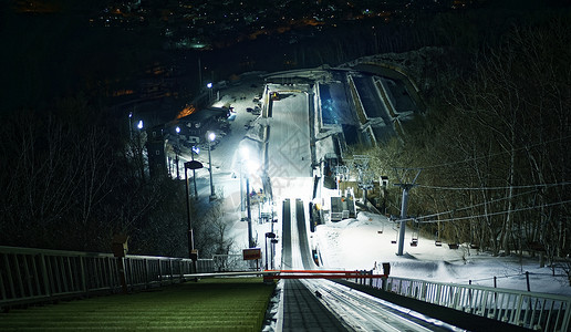 夜晚灯火通明的滑雪场图片