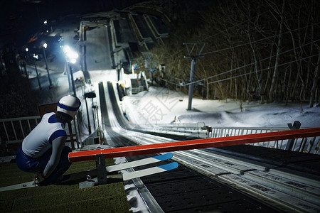 夜晚滑雪场训练的运动员图片