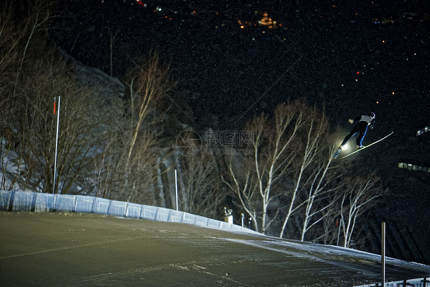 夜晚滑雪场训练的滑雪运动员图片