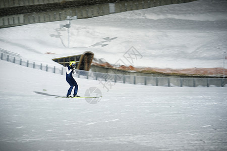 滑雪场上穿戴滑雪服的运动员图片