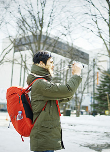 观光旅游拍照留念的青年男性图片