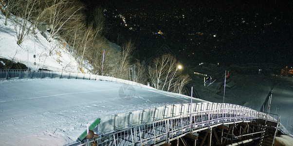 夜晚空旷的滑雪场图片