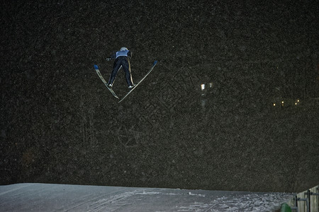 夜晚雪中训练的运动员图片