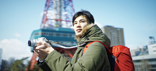 户外旅游拍照的年轻人图片