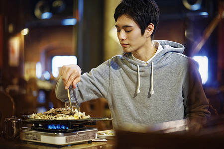 户外旅游享受美食的年轻人图片