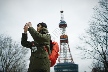 外出旅游拍照的年轻人图片