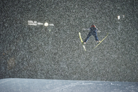 滑雪跳跃的年轻人图片