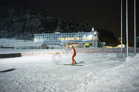 练习滑雪人准备滑雪的年轻人背景