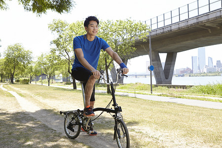 公园里骑车运动的男青年图片