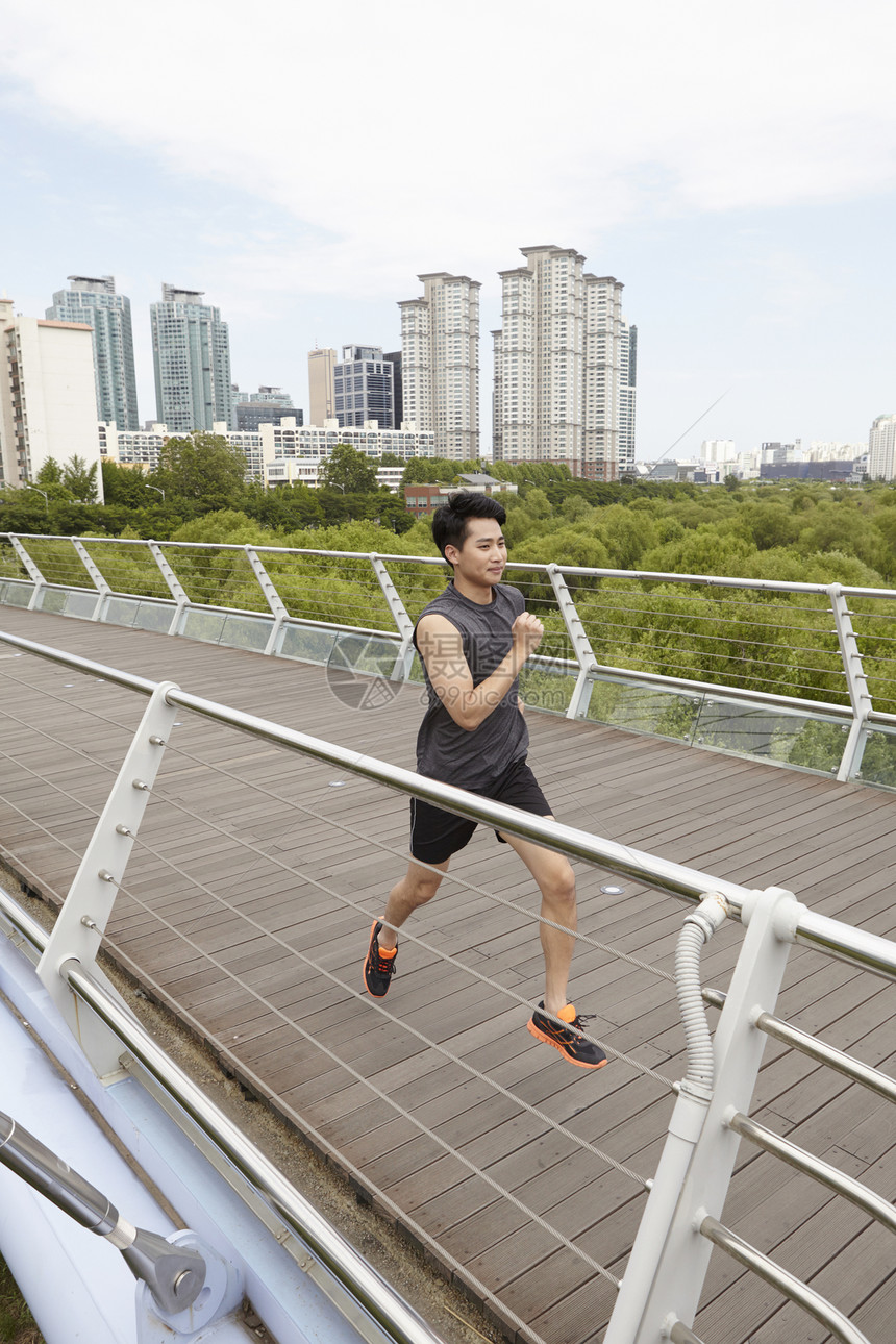 穿着运动装跑步运动的男青年图片