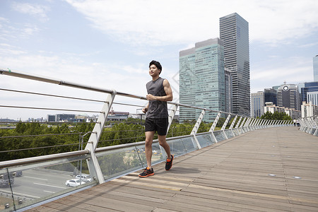 户外跑步的成年男子图片