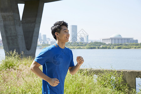 公园里运动慢跑的男青年图片