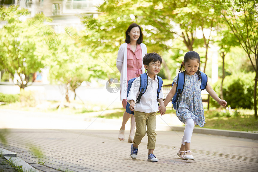 妈妈带着孩子们一起出门图片